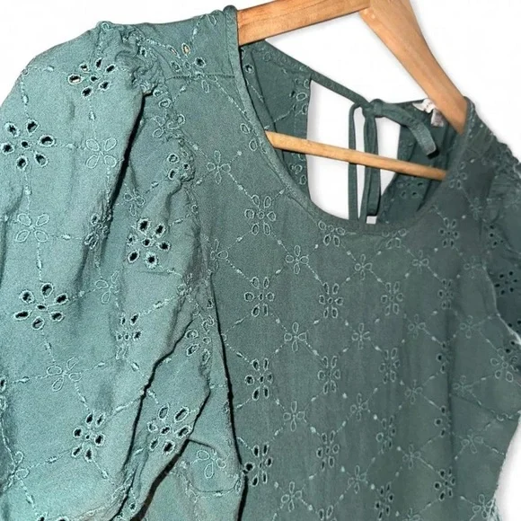 💜 Sage Green Eyelet Puff-Sleeve Dress - Picture 2 of 5